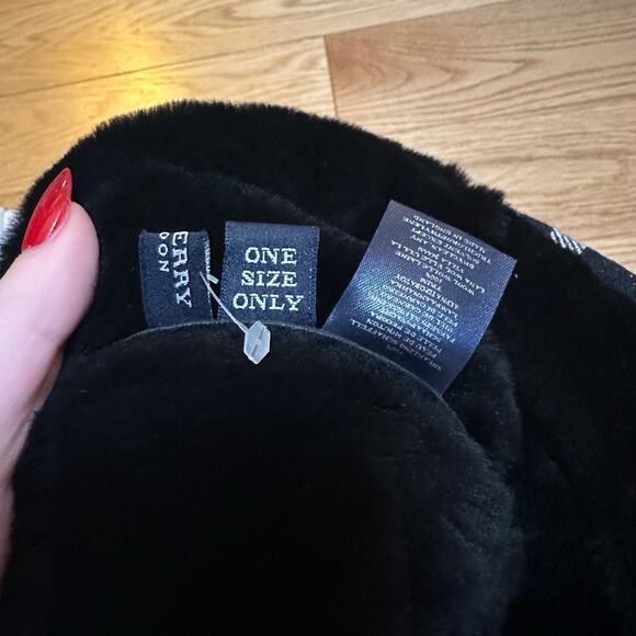 Burberry Black Shearling Bucket Hat with Classic Plaid Trim - Picture 5 of 6